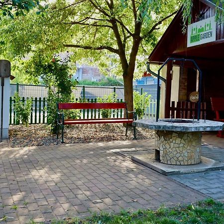 Applegarden Villa Debrecen Buitenkant foto